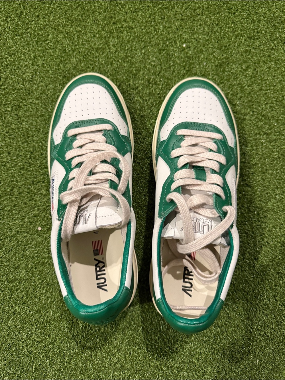 Brand new women’s Autry medalist low top sneakers